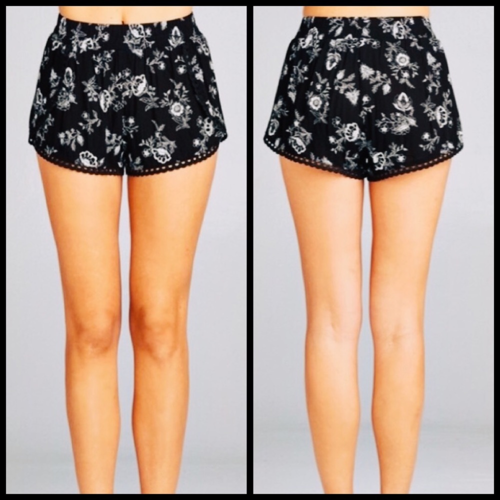 ‼️H/P 6/8‼️☑️BLACK AND WHITE FLORAL SHORTS☑️ - Picture 3 of 3